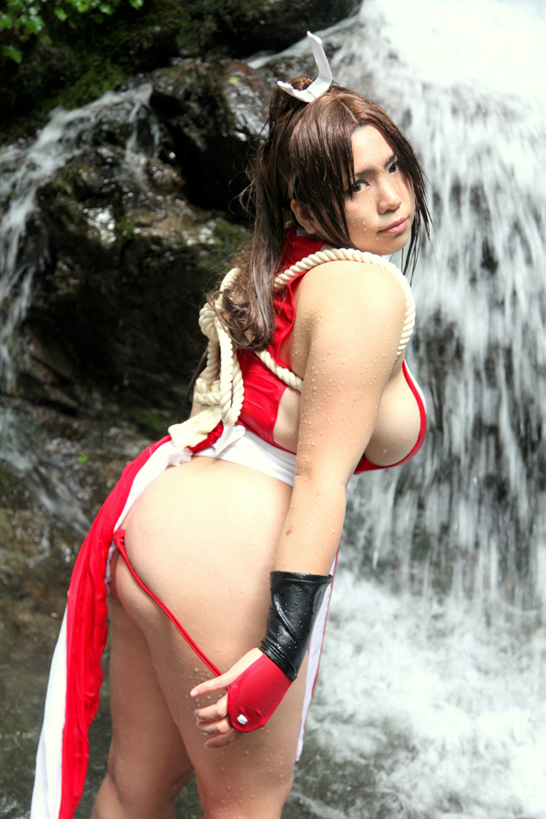 ass breasts brown_eyes brown_hair chouzuki_maryou cosplay fan female female_only hair_ornament huge_ass king_of_fighters large_breasts mai_shiranui mai_shiranui_(cosplay) plump ponytail sideboob snk solo thick_thighs thighs tied_hair very_long_hair
