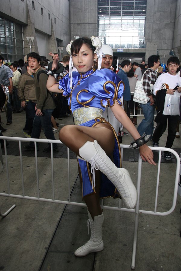 chun-li chun-li_(cosplay) convention cosplay female photo real real_person street_fighter