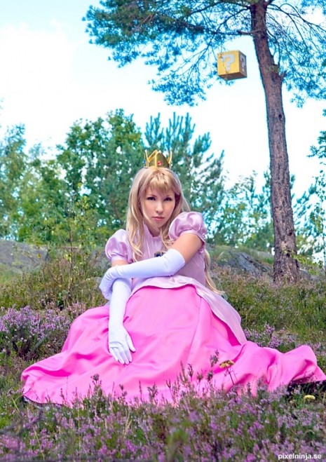 convention cosplay female nintendo photo princess_peach super_mario_bros.