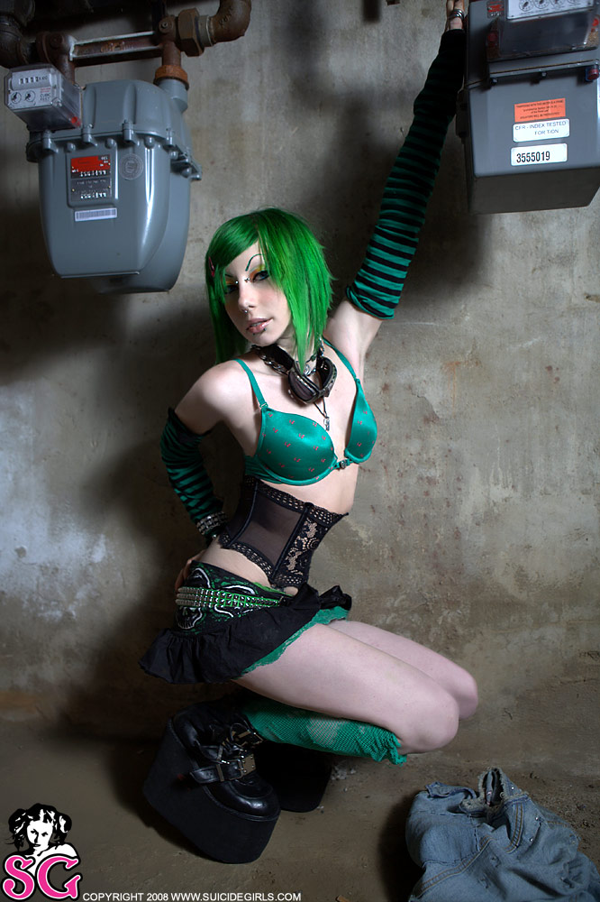 1girl female female_only goth green photo real_person solo