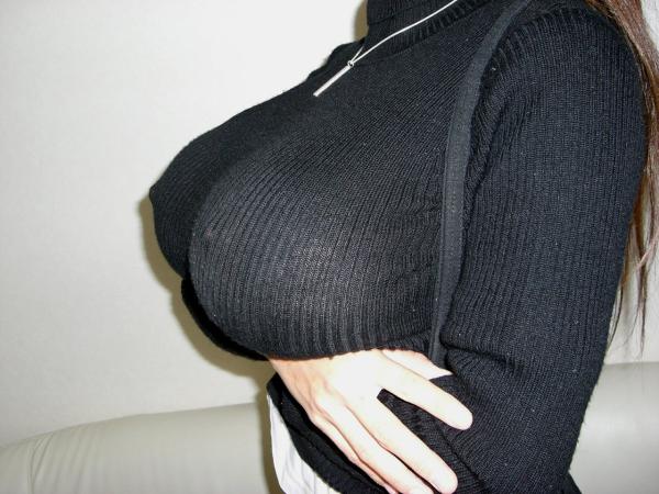 1girl breasts female large_breasts necklace nipples skin_tight solo sweater