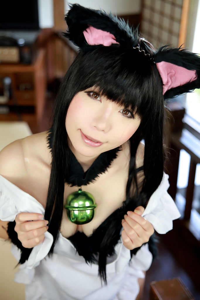 animal_ears asian black_hair breasts female long_hair necklace solo tail