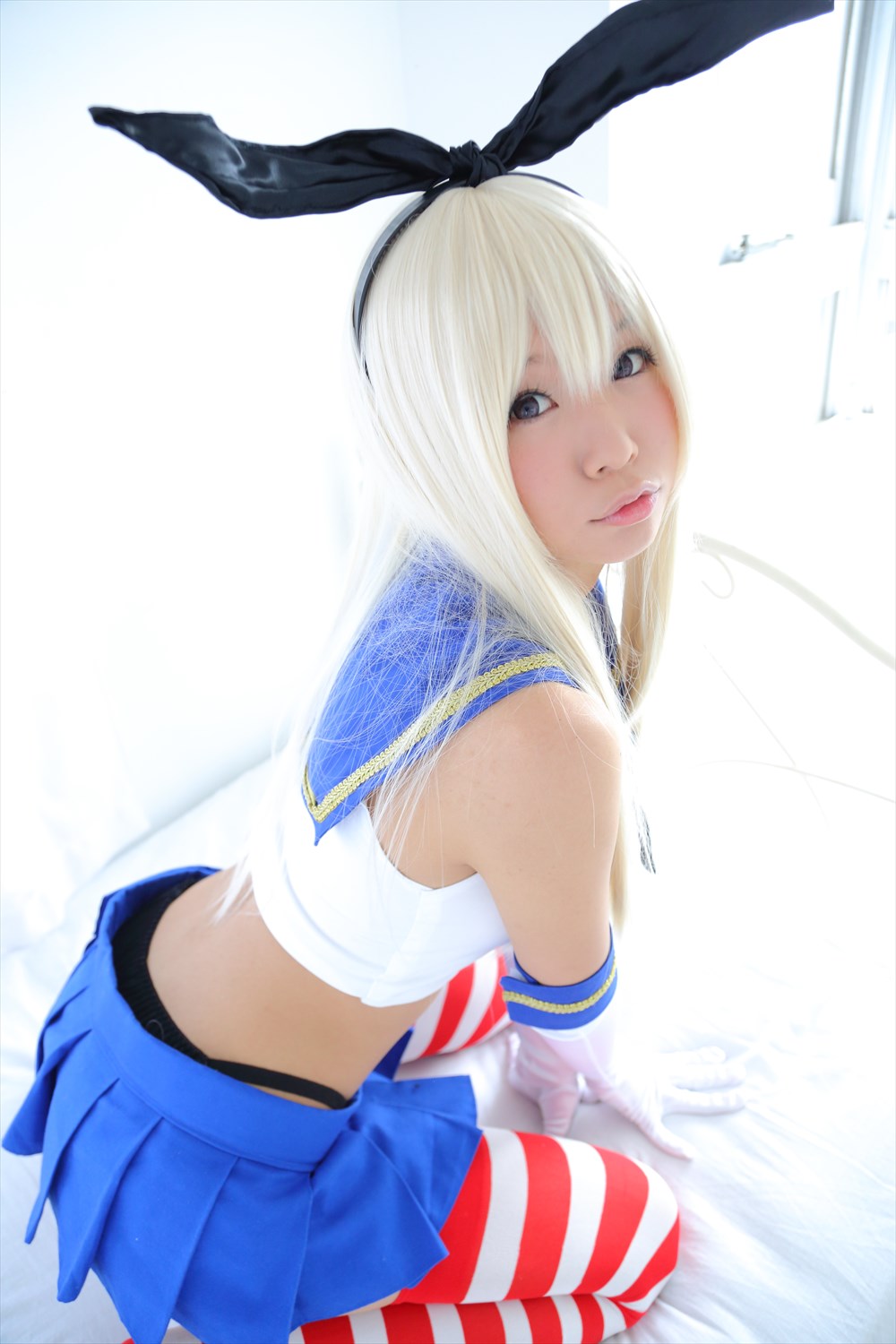asian ass breasts cosplay female huge_ass itsuki_akira long_hair looking_back solo white_hair