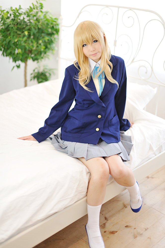1girl asian bed blonde_hair breasts cosplay female k-on! kotobuki_tsumugi long_hair school_uniform sitting_on_bed solo