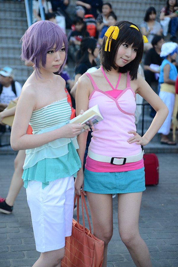 2girls asian breasts cosplay female long_hair multiple_girls nagato_yuki purple_hair solo suzumiya_haruhi suzumiya_haruhi_no_yuuutsu
