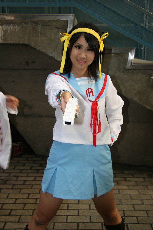 convention cosplay female haruhi_suzumiya photo the_melancholy_of_haruhi_suzumiya wii wiimote