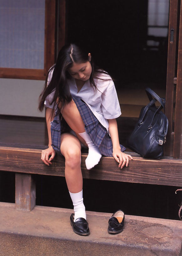 asian av_idol hanako_nishizaki japanese pantyshot school_uniform schoolgirl seifuku skirt