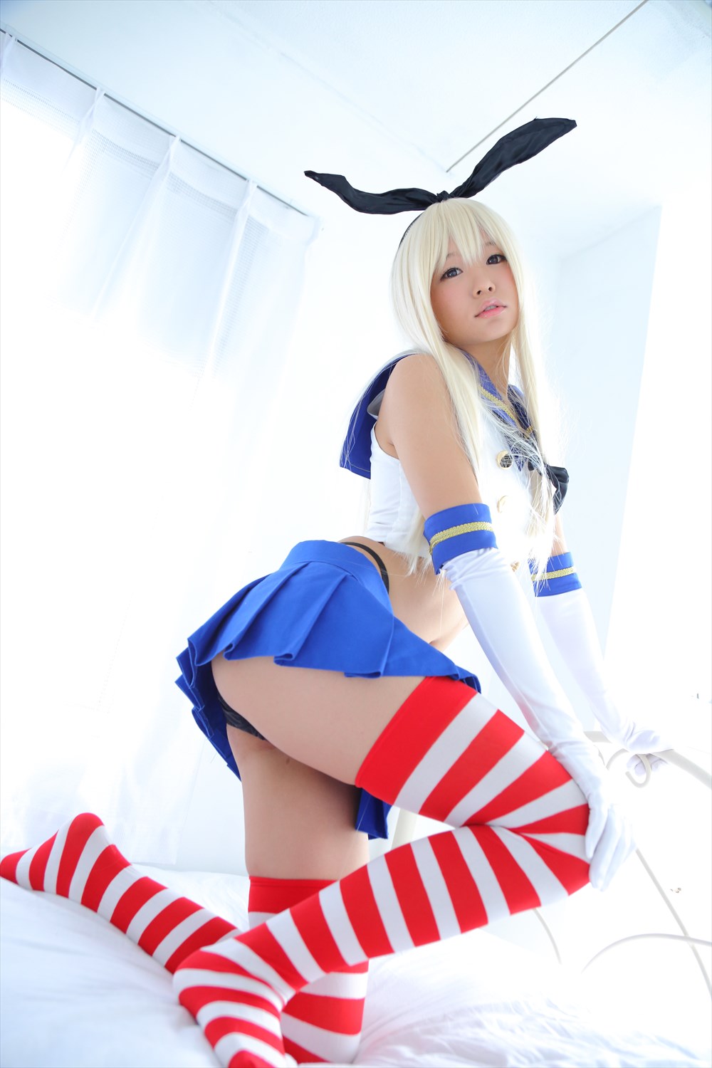 asian ass breasts cosplay female huge_ass itsuki_akira long_hair looking_back solo white_hair