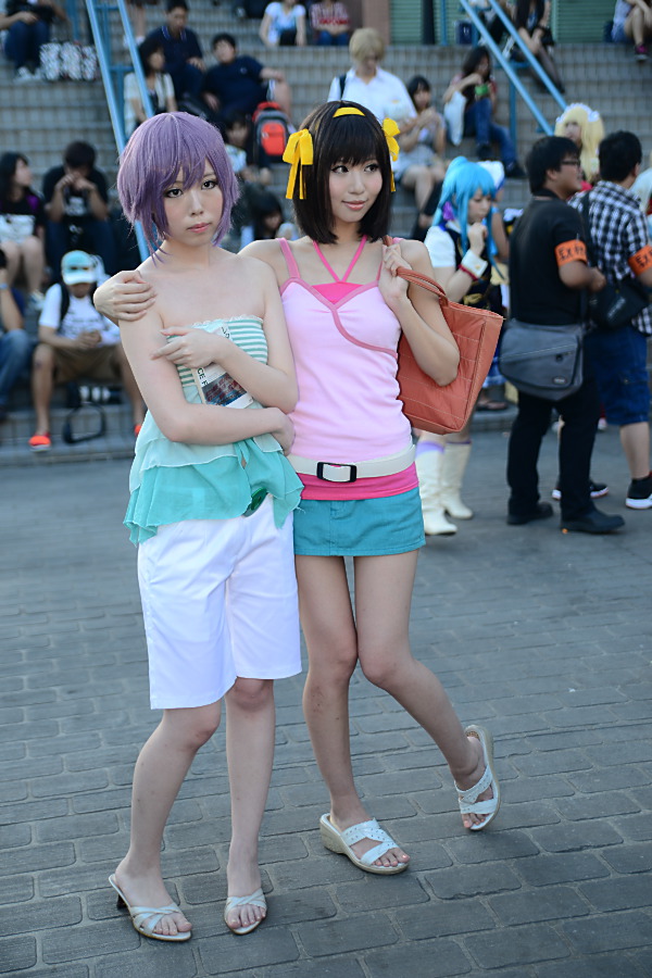 2girls asian breasts cosplay female long_hair multiple_girls nagato_yuki purple_hair sandals solo suzumiya_haruhi suzumiya_haruhi_no_yuuutsu