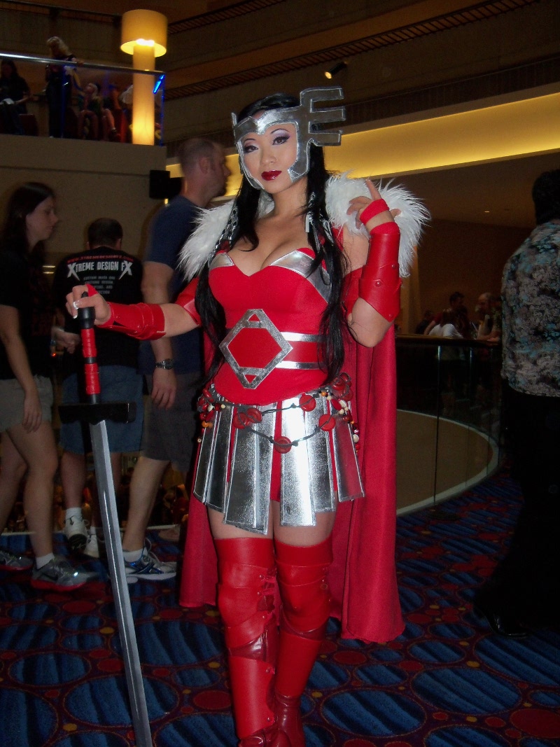 asian cosplay cosplayer lady_sif marvel non-nude photo real real_person thor_(series) yaya_han
