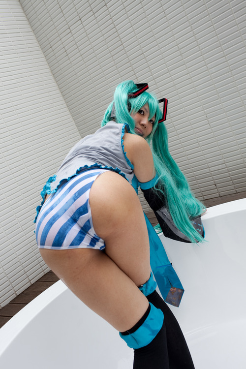 aqua_hair ass back bathroom bathtub bent_over black_thighhighs blouse cosplay detached_sleeves hatsune_miku headset long_hair looking_at_viewer looking_back panties photo real real_person shimapan shirt sleeveless_blouse sleeveless_shirt stockings striped striped_panties twin_tails vocaloid wet wet_clothes