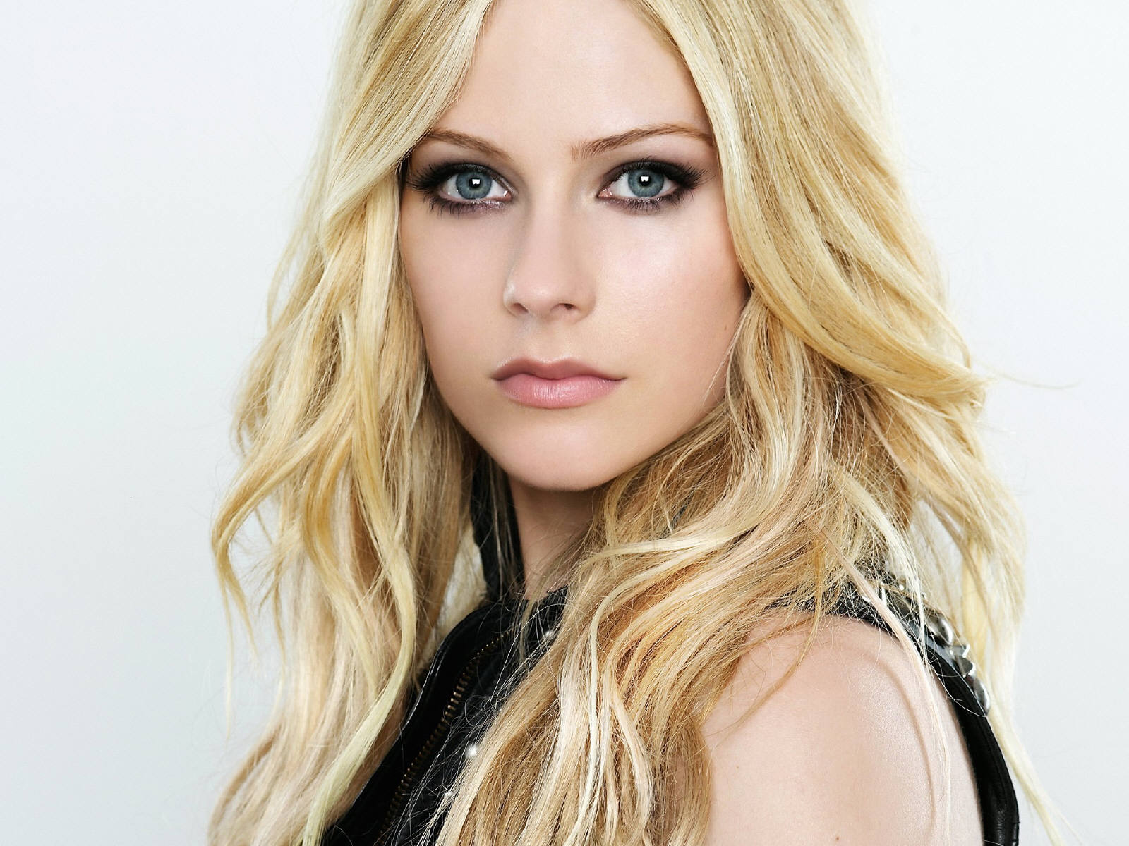 avril_lavigne blonde_hair blue_eyes celebrity female solo wallpaper