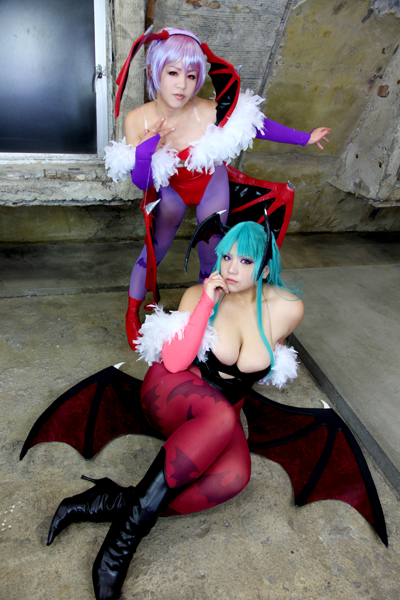 2girls aqua_hair bare_shoulders breasts chouzuki_maryou cleavage cosplay darkstalkers demon_wings female female_only high_heel_boots huge_breasts leotard lilith_aensland long_hair morrigan_aensland non-nude pantyhose partially_clothed plump purple_hair solo succubus suzuka_itsuki thong_leotard watermark wings