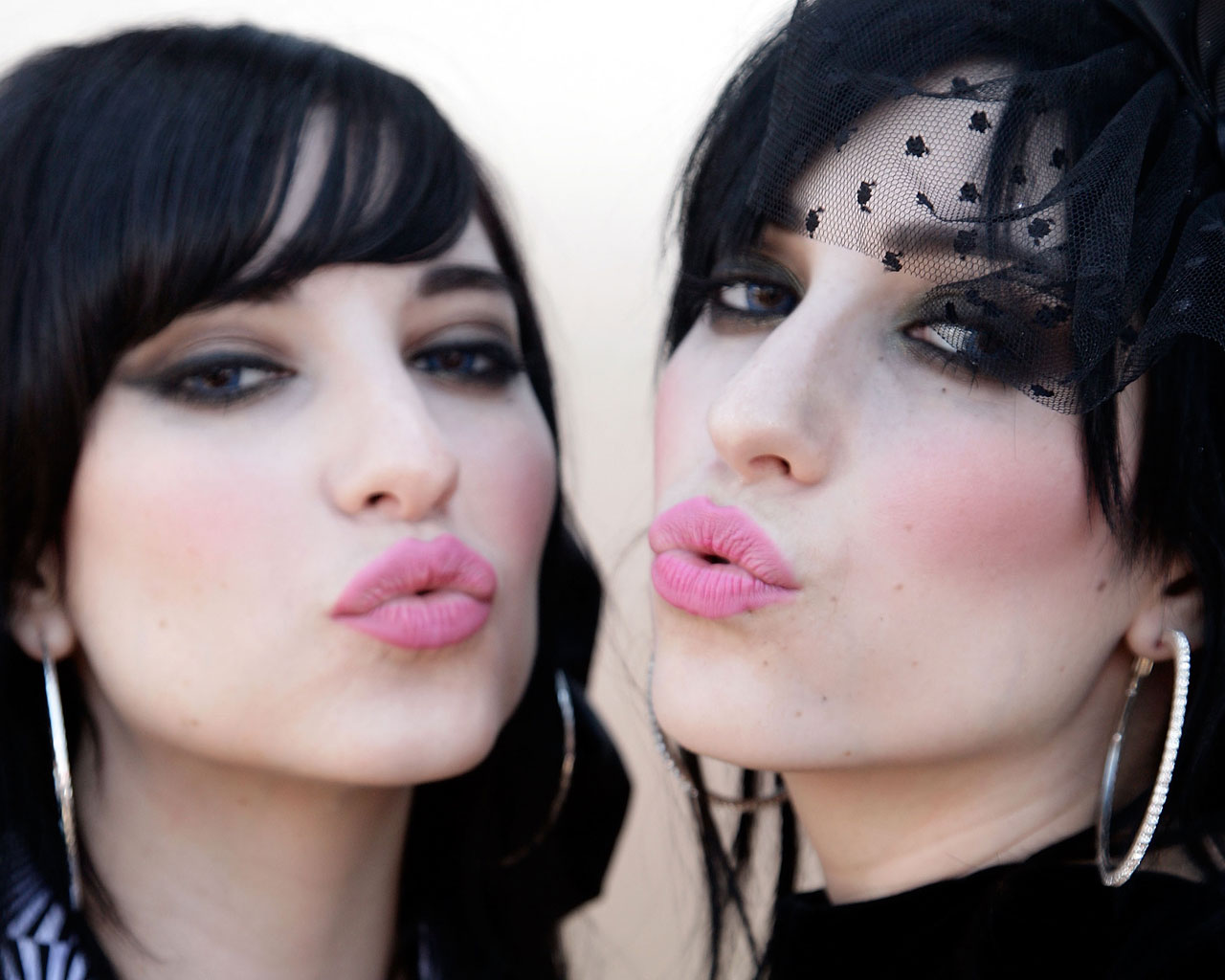 1280x1024 2girls female female_only photo real_person the_veronicas