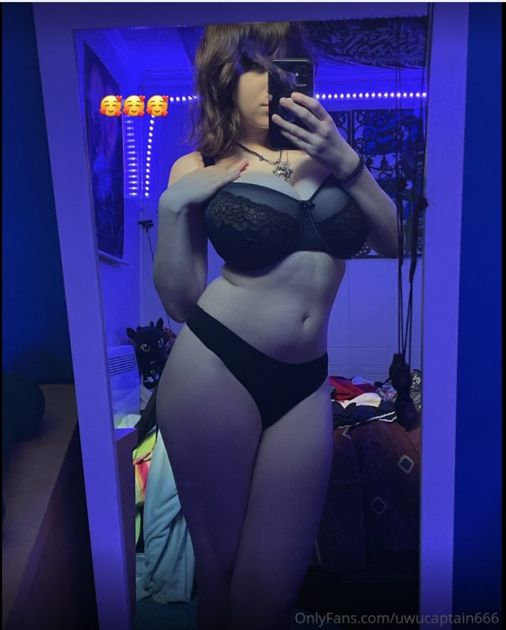 1girl female female_only onlyfans solo uwucaptain