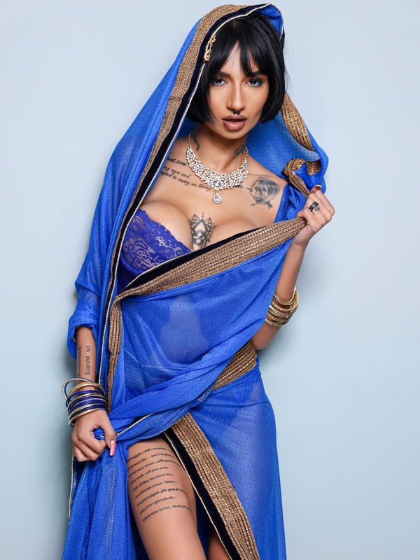 1girl adult_model big_breasts breasts burlesque_dancer busty candy_scott curvaceous curvy curvy_figure dancer female french hips light-skinned_female light_skin pornographic_actress pornstar saree wide_hips