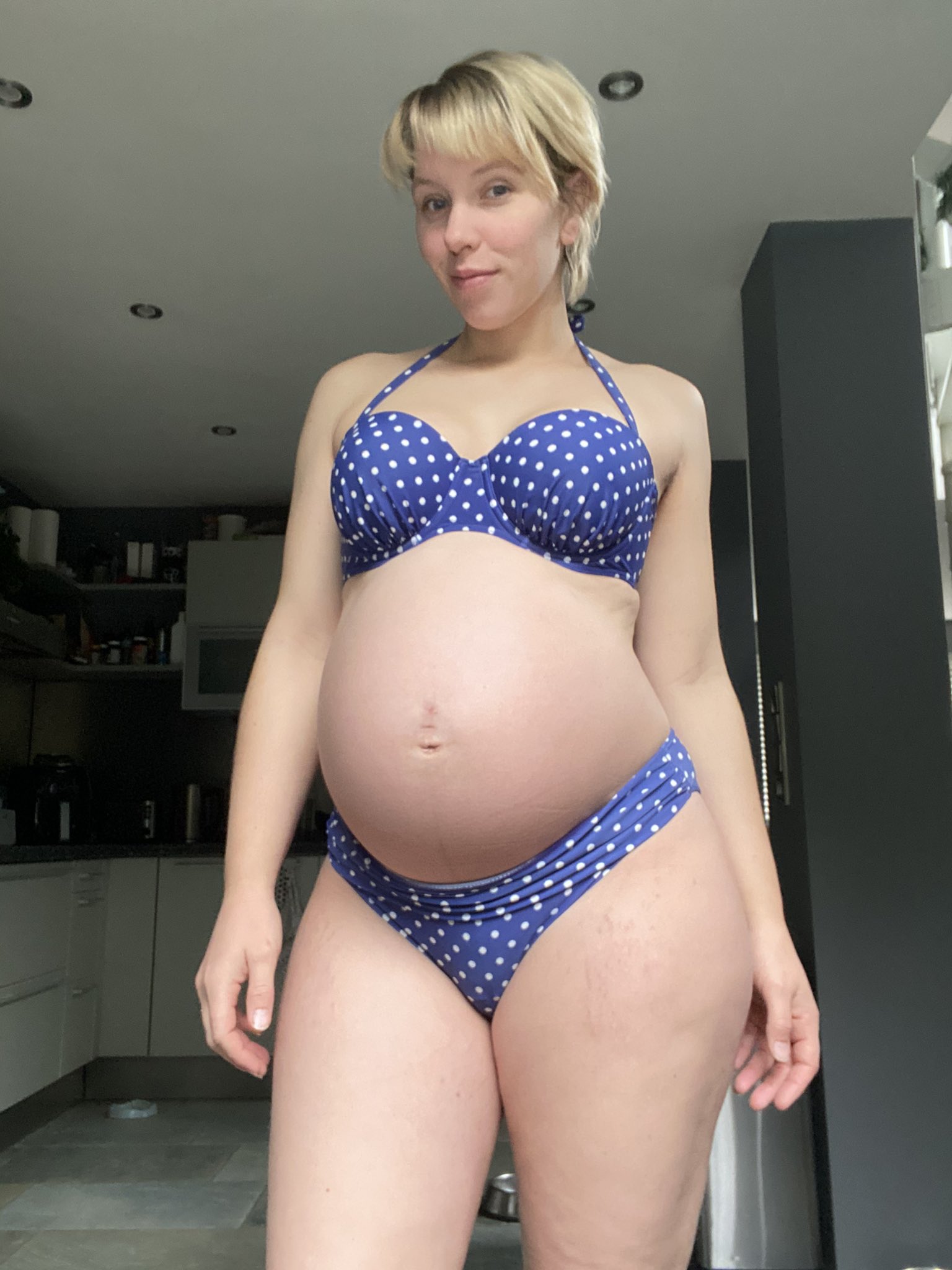 Big pregnant belly. Беременные Соло беременная. Big belly Bikini беременности. Чабби герл Биг Белли прегнант. Pregnant big belly в купальниках.