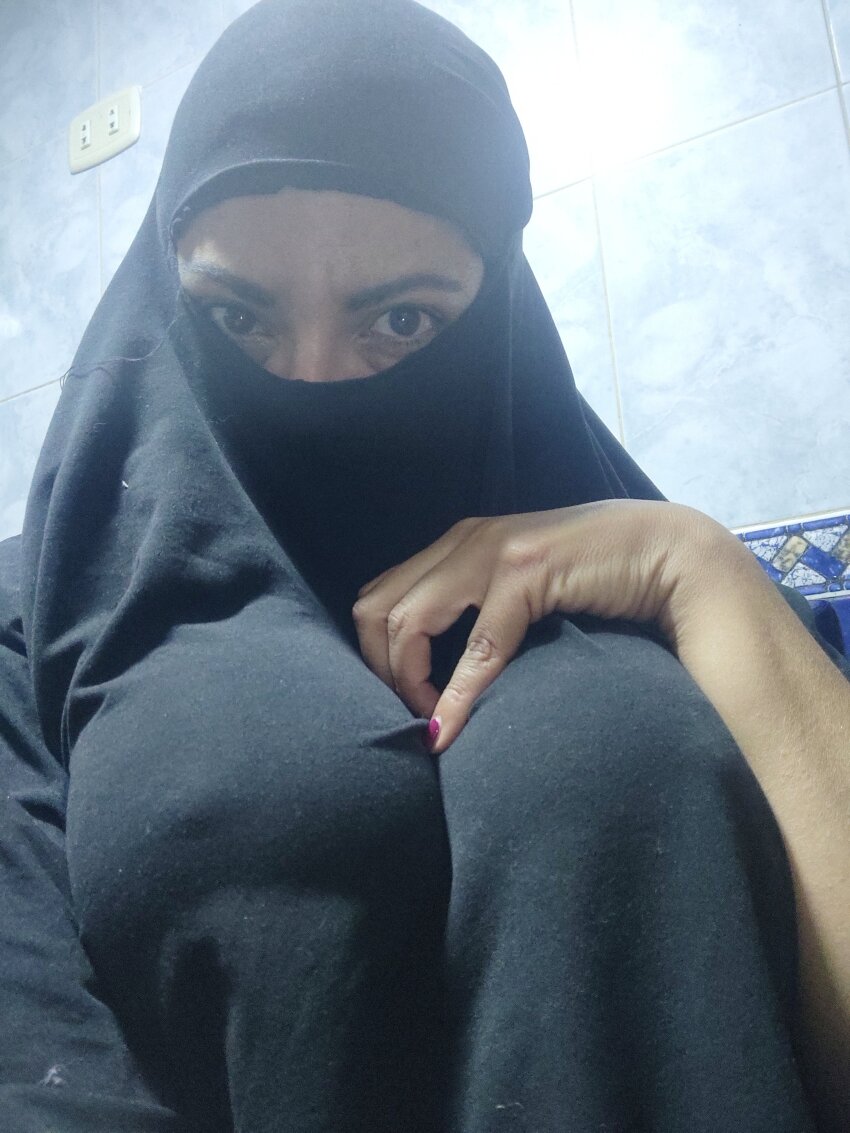 big_breasts clothed hijab milf muslim veil