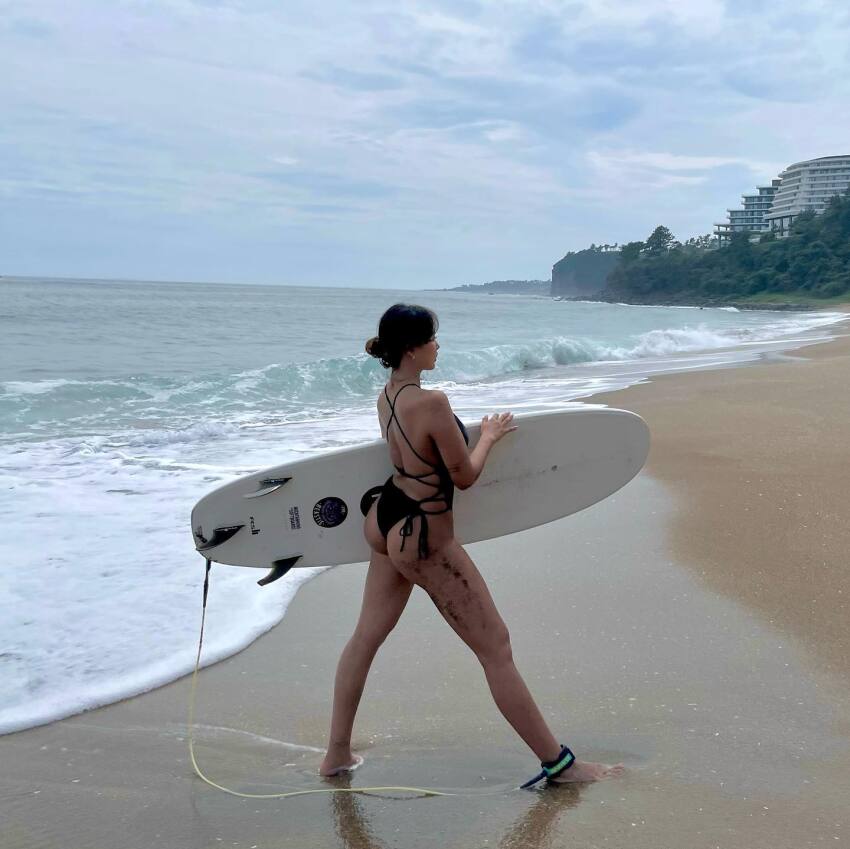 1girl asian beach black_swimsuit female female_only instagram korean one-piece_swimsuit outdoors surfboard swimsuit won_theland