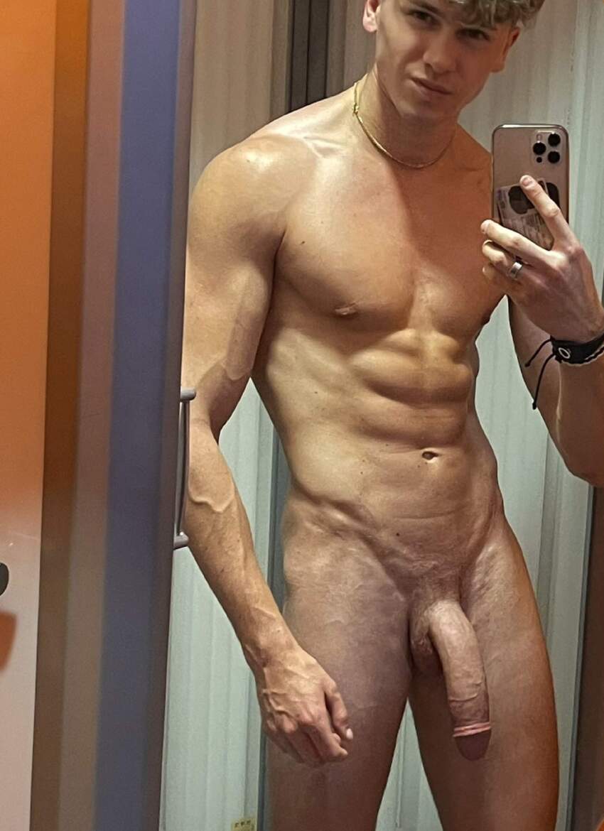 1boy big_penis flaccid flaccid_penis gay male_focus male_only muscular_male penis selfie solo solo_male